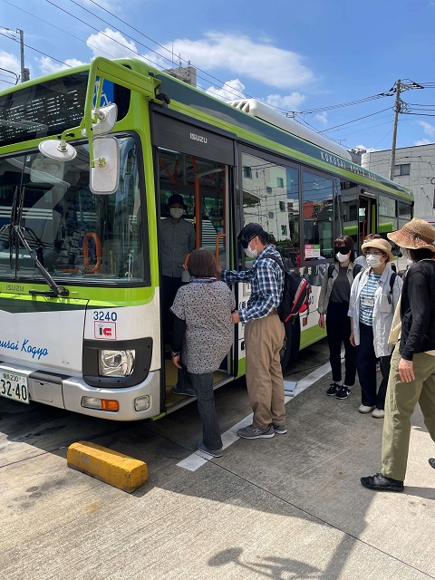 貸し切りバスにて、バスの乗り降りの練習